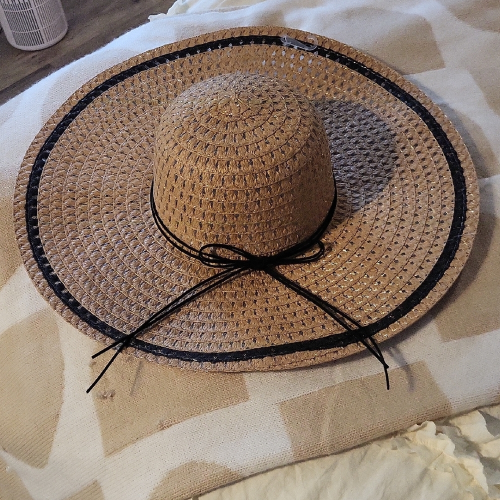 NEW Chic Tan Straw Sun Hat With Black Trim & Bow Design 👒